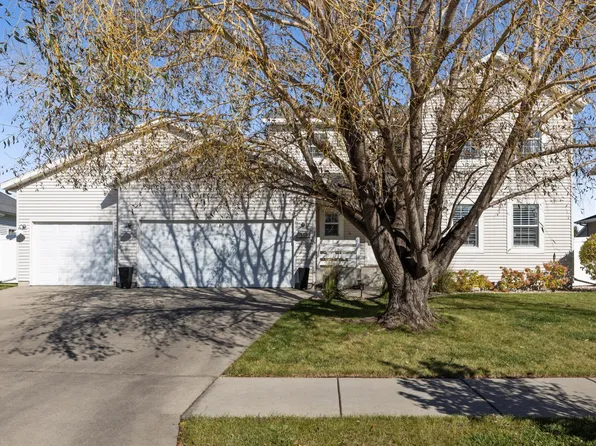 5592 Farmstead Ct S, Fargo, ND 58104