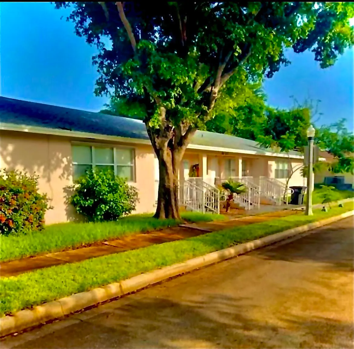 3 bed, 2.0 bath, 2882 sqft, $2,100 — Photo 2