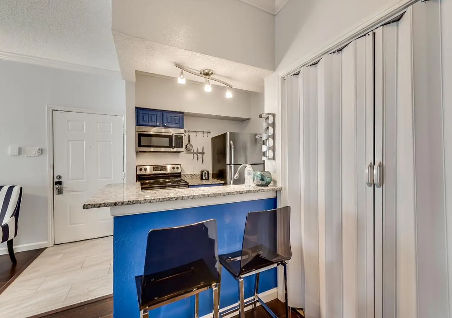 I34 World Cup Stay - 18 min to AT&T - Sleeps 2 - Public Transit — Photo 4