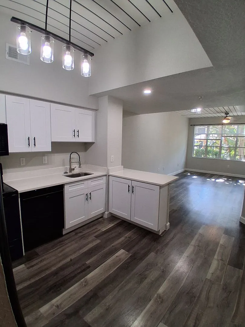 Building Photo - 2402 W Azeele St #417