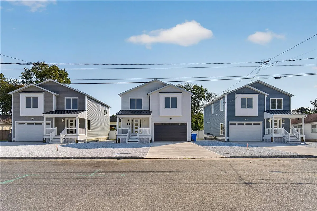 4 bed, 2400 sqft, $4,700 — Photo 1