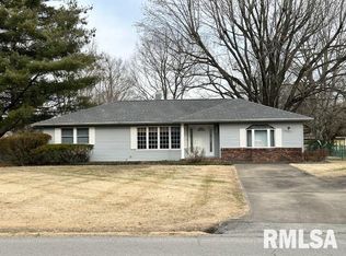 2712 N 13th St, Herrin, IL 62948