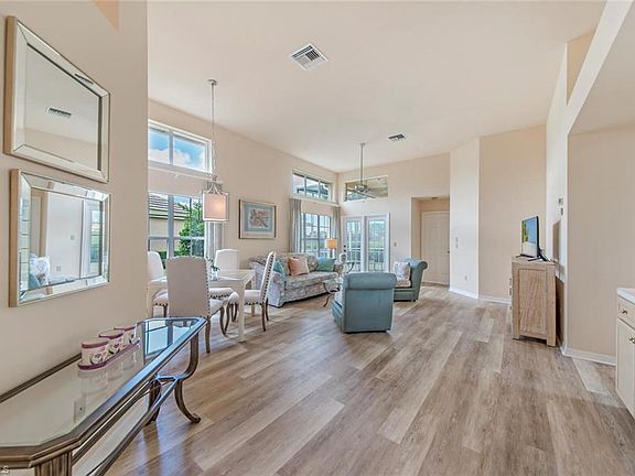 5th image of 10372 Quail Crown Dr