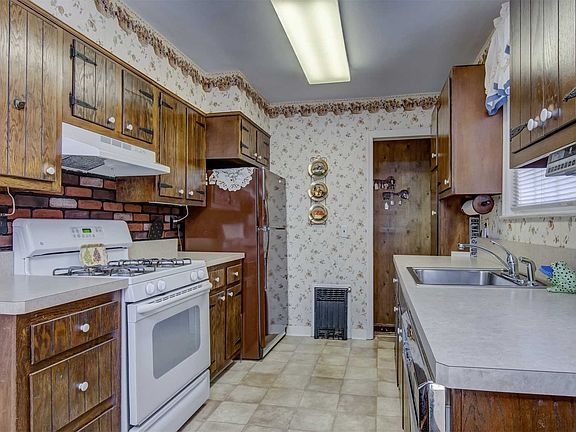 5th image of 137 Scarcliffe Dr