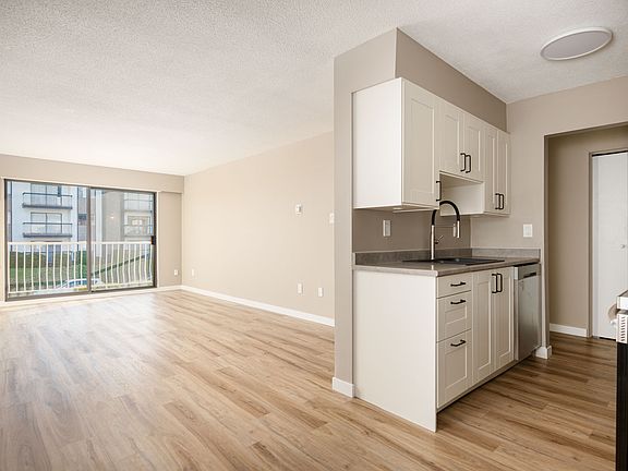 5th image of 5127 Irving St #204