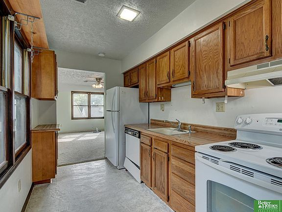 3rd image of 7085 Franklin St