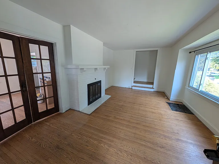 615 E 52nd St — Photo 2