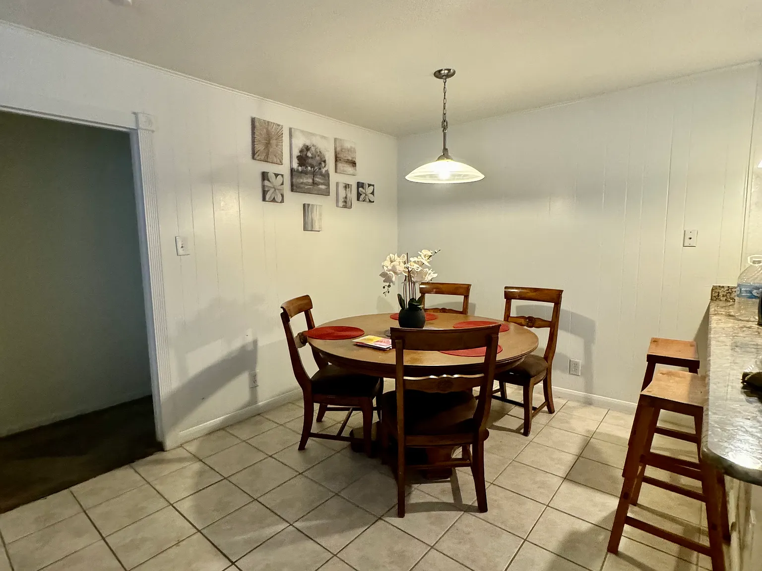 4 bed, 1916 sqft, $550 — Photo 2
