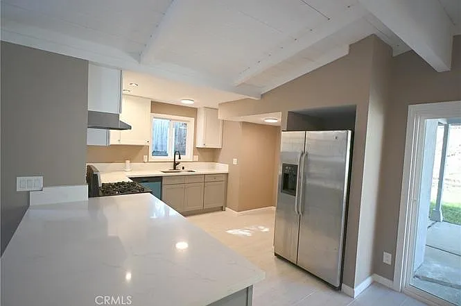 305 Civic Center Dr — Photo 2