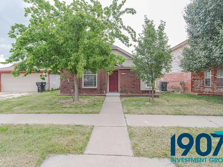 2102 Briarcliff Dr — Photo 1