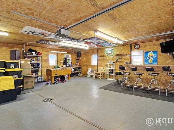 Pole barn with a bar and heat!