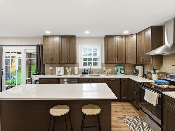 2nd image of 2113 Mangrove Dr