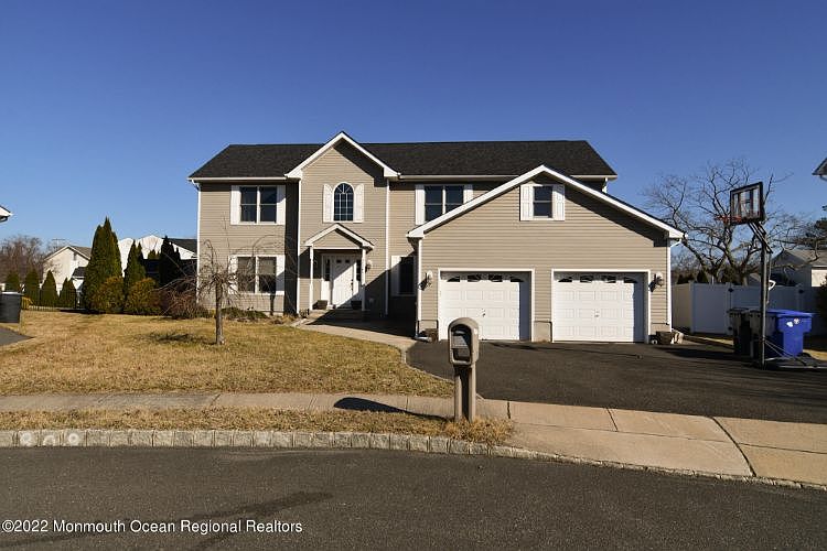 1st image of 15 Maryann Pl