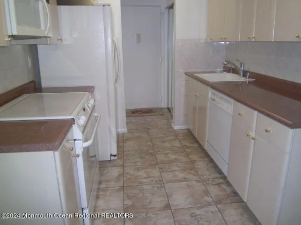 28 Meadow Green Circle #G, Manalapan, NJ 07726