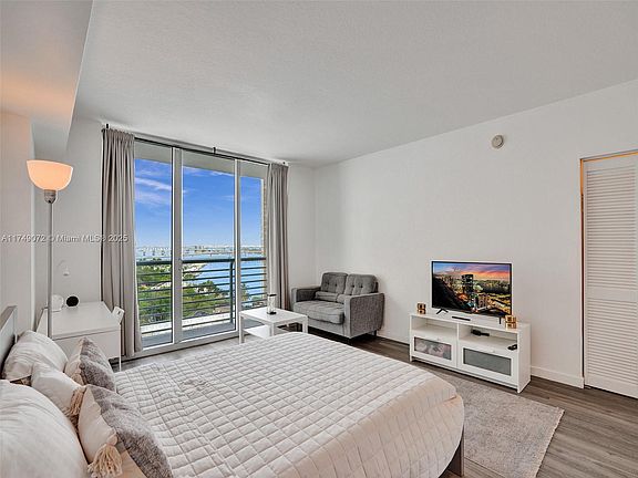 2nd image of 325 Biscayne Blvd #1520