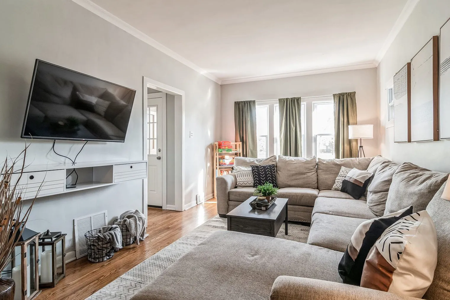 3 bed, 1.0 bath, 990 sqft, $3,384 — Photo 1