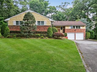 8 Milford Ct, Plainview, NY 11803
