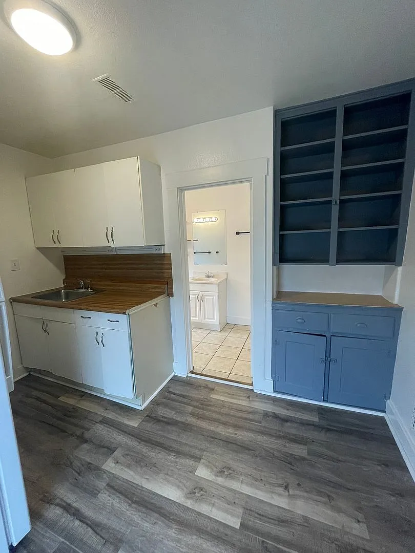 211 Ballard — Photo 1