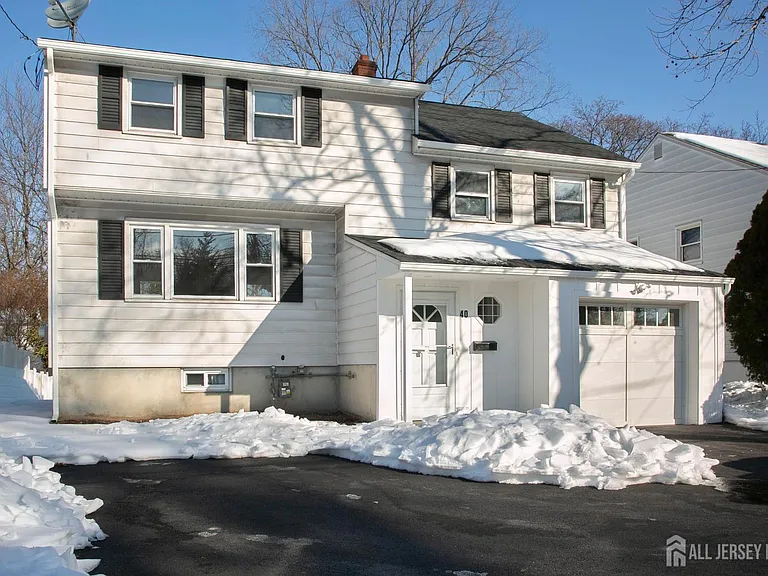 40 Essex Ave — Photo 2