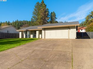 1301 4th St, Sutherlin, OR 97479