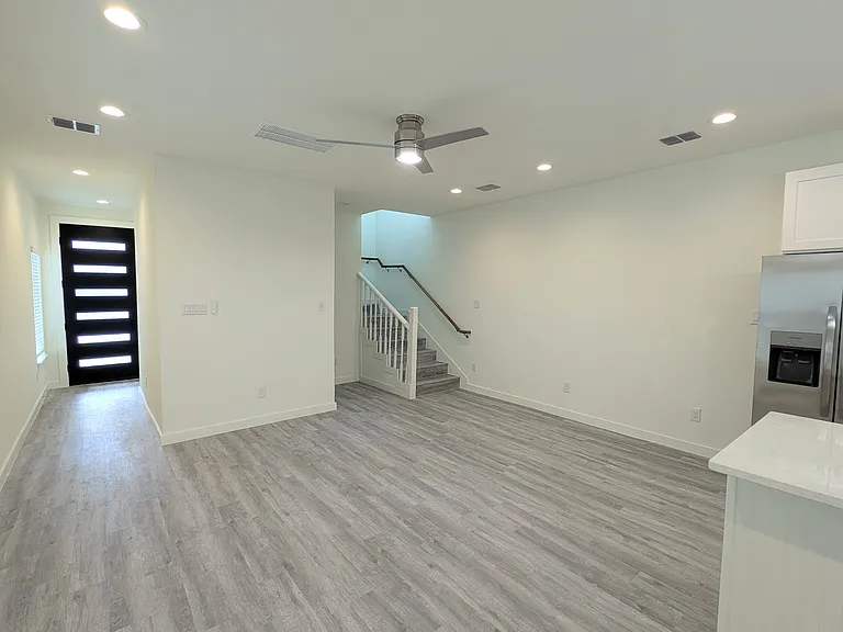 625 Essex St — Photo 6