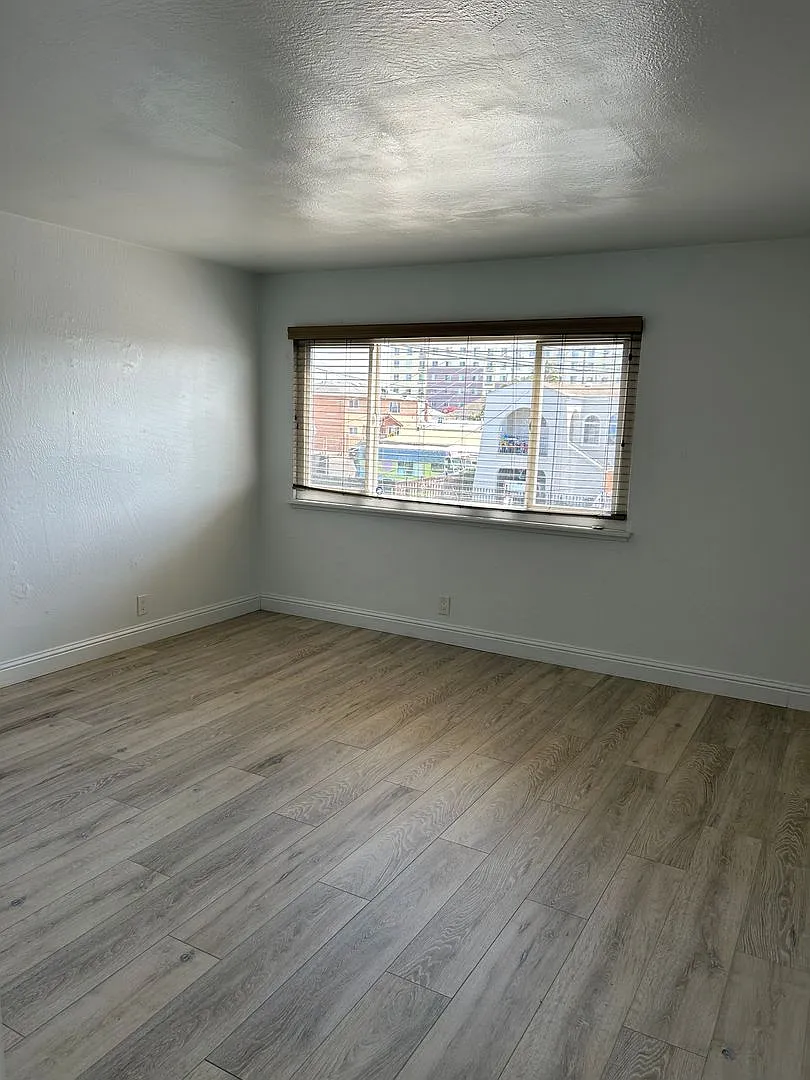 Spacious Upstairs Two Bedroom Apartment in Oakland — Photo 3