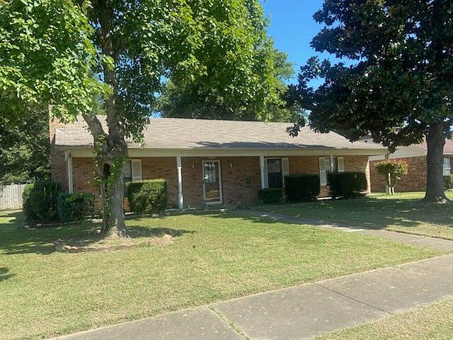 2nd image of 1100 Evergreen Ln