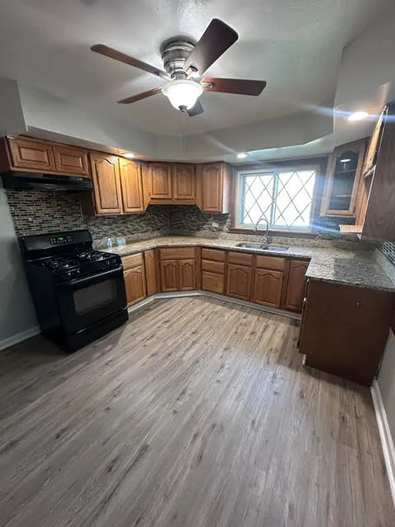 3 bedroom single family near Midway Airport — Photo 2