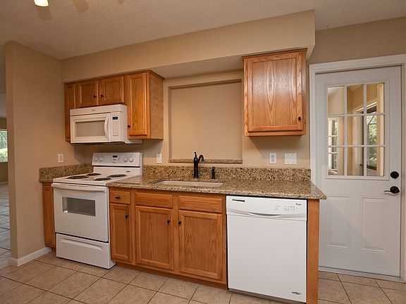 4th image of 19 Pinelark Ln