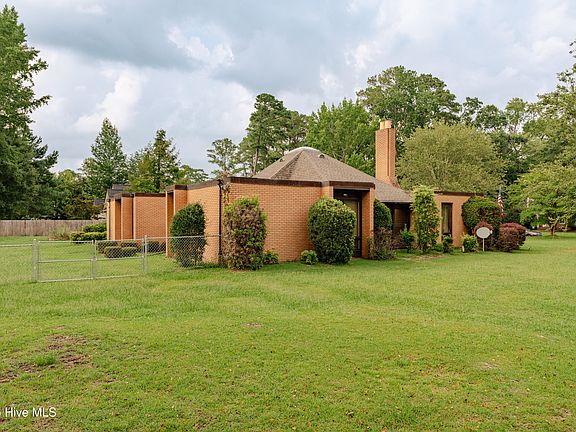 3rd image of 1900 Pawnee Drive