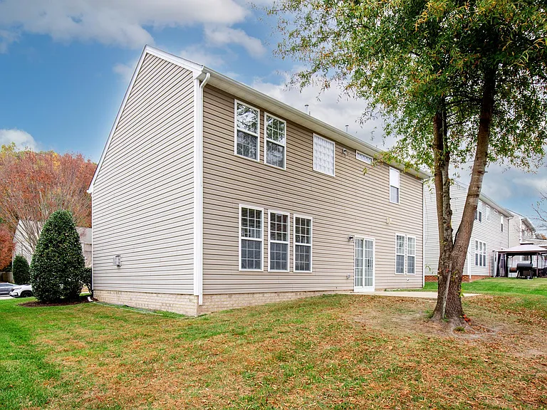 504 Queensbury Ln — Photo 5