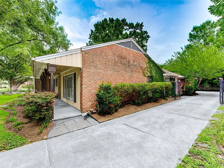 2602 Briarbrook Dr — Photo 2