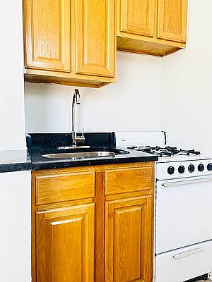 4th image of 1175 Morris Ave #4H