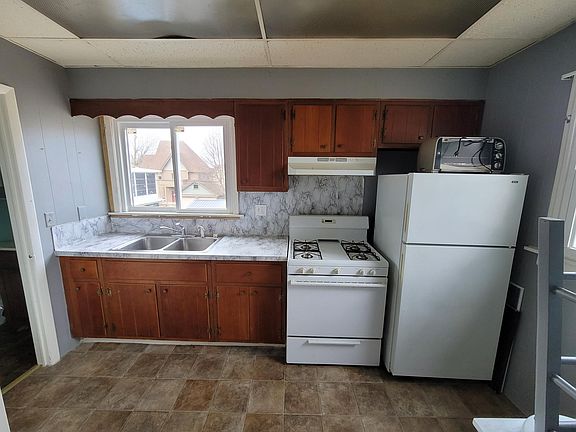 3rd image of 210 W 5th St #2