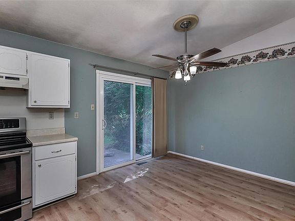 5th image of 182 Sorlee Dr