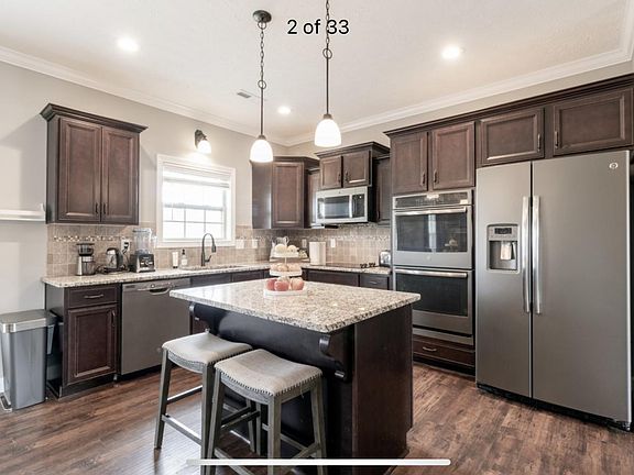 3rd image of 619 Larkspur Dr