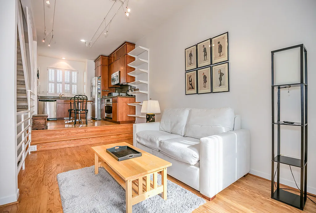 (By: International Executive Rentals) — Photo 1