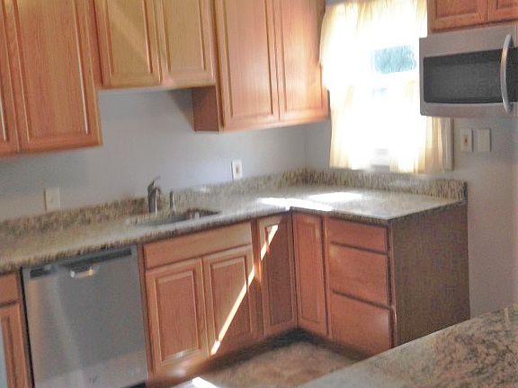 4th image of 653 Birch Ave