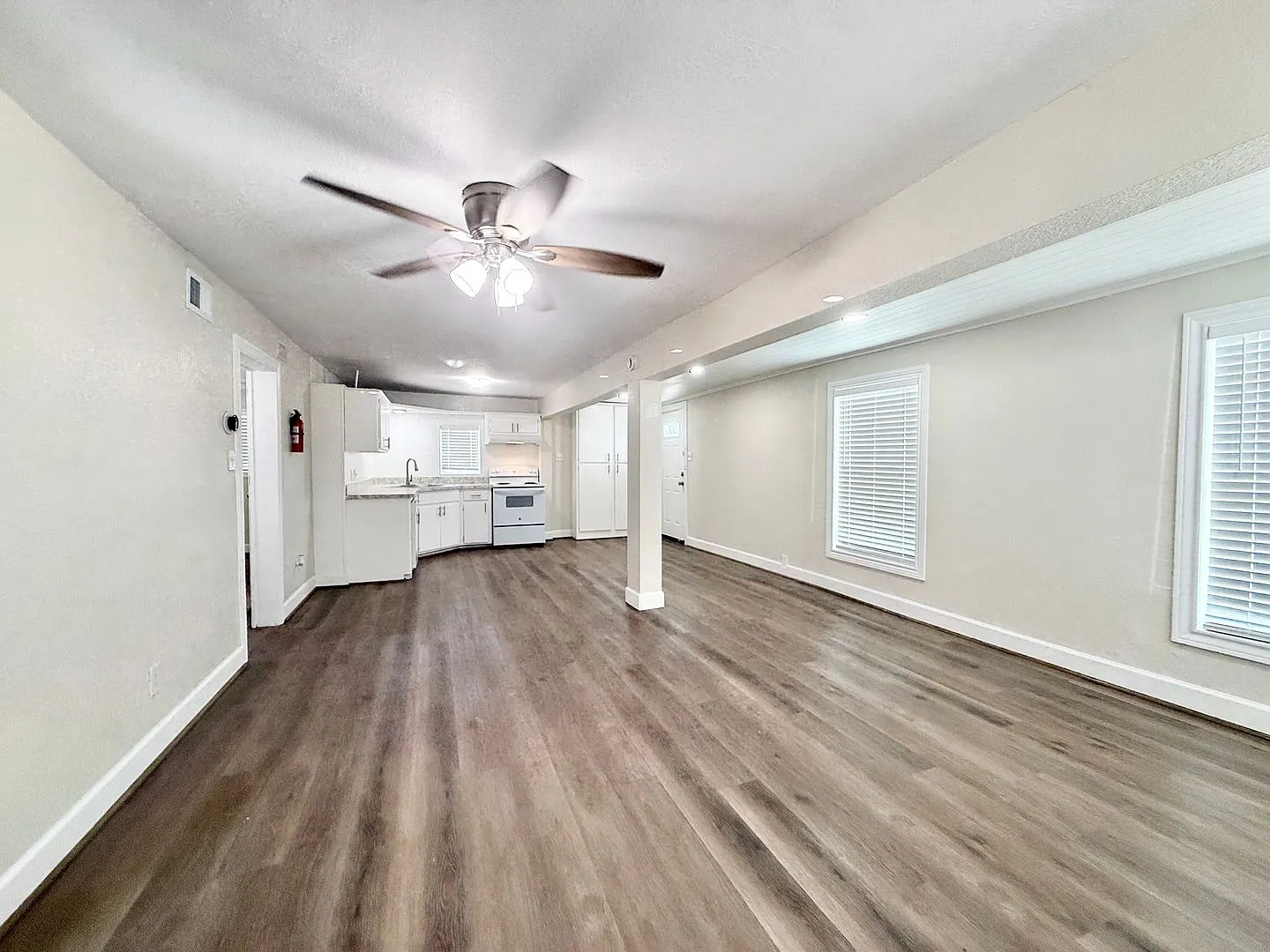 Adorable 2/1 Home in Surfside !! — Photo 2