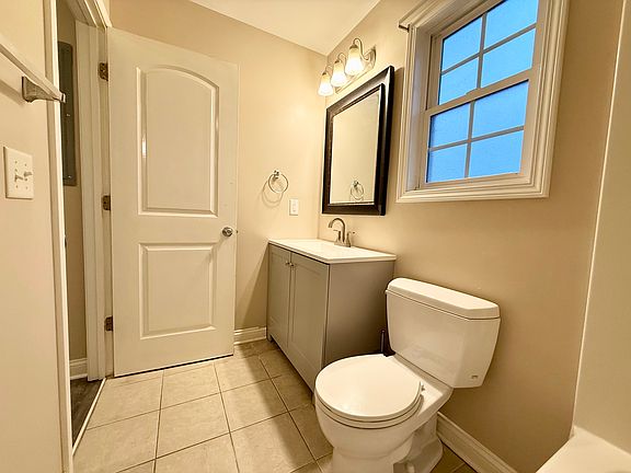 4th image of 123 Harlan Ave #B