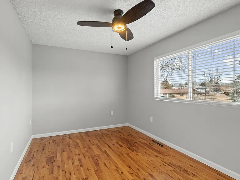Experience comfort in this bright bedroom, perfect for relaxation and tranquility. Experience comfort in this bright bedroom, perfect for relaxation and tranquility.
