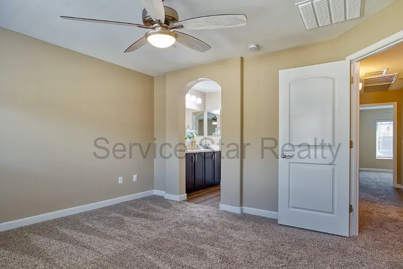 3 bed, 2.5 bath, 1221 sqft, $1,999 — Photo 3