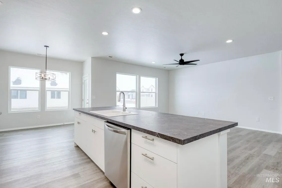 4 bed, 1600 sqft, $2,680 — Photo 4