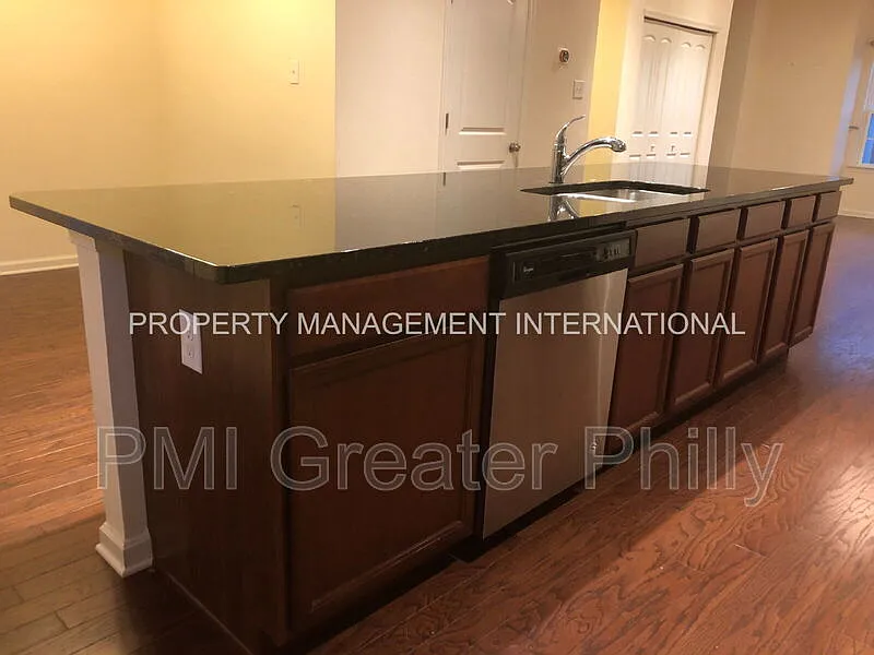 3 bed, 1.5 bath, 1060 sqft, $2,950 — Photo 4