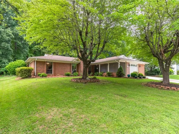 5325 Summerwood Dr, Greensboro, NC 27455