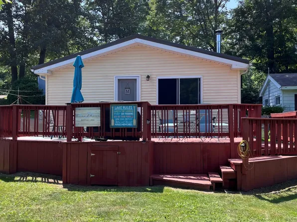 865 Pine St, Harrison, MI 48625