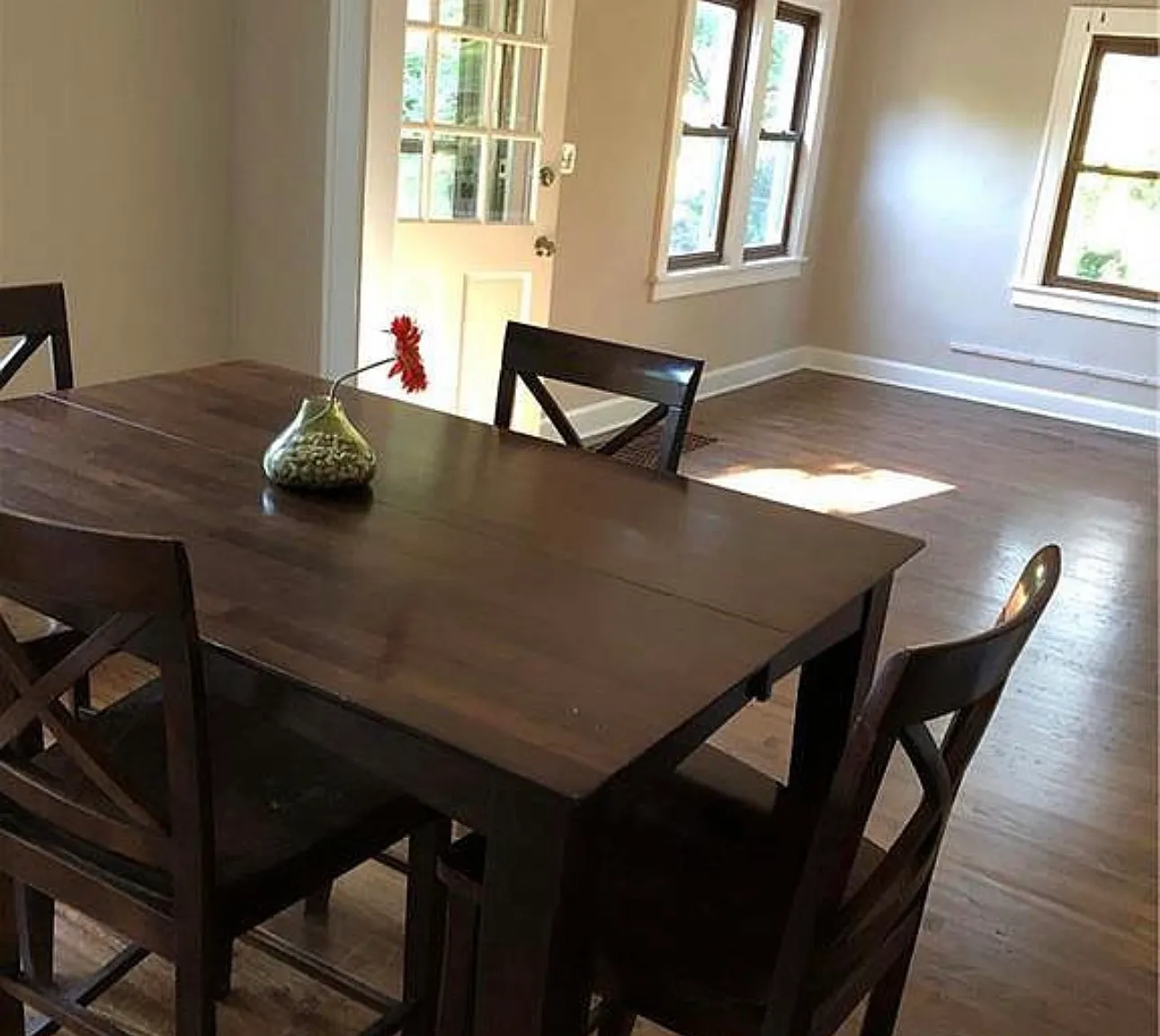 3 bed, 1.5 bath, 1081 sqft, $2,300 — Photo 4