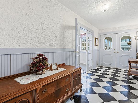 3rd image of 602 W King Ave