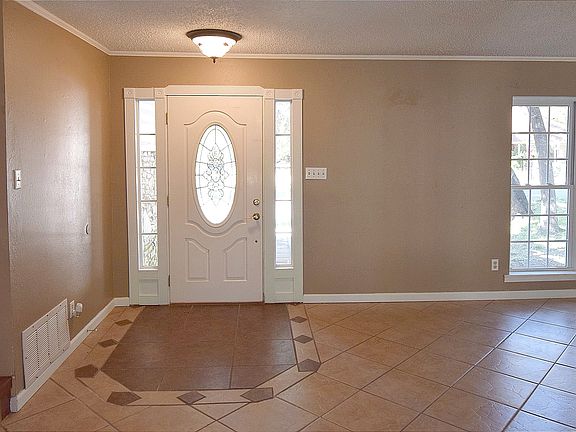 5th image of 104 Suzanne Ln