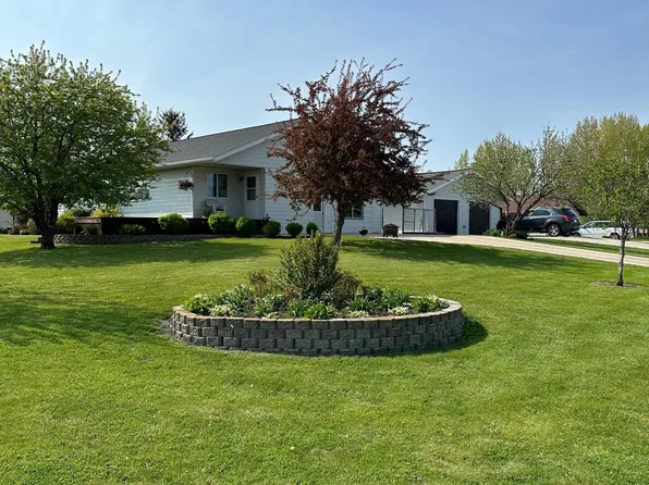 201 Lincoln Ct, Warroad, MN 56763